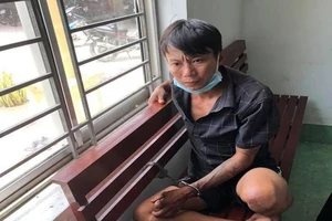 Cầm dao đi chém 2 bảo vệ dân phố vì vợ không được qua chốt