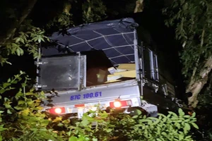 Lao xe tải chở thuốc lá lậu xuống kênh để thoát thân