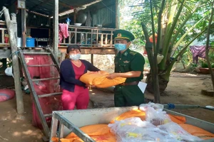 Đồn Biên phòng Nhơn Hội trích quỹ hỗ trợ bà con vùng biên giới