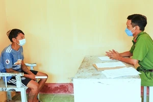 Vợ không được ra khỏi khu phong tỏa, chồng vác búa chém 2 bảo vệ dân phố