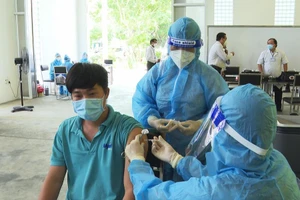 Trà Vinh tiến hành tiêm vaccine cho các công nhân