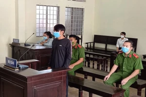 Lãnh án vì chém bảo vệ dân phố khi vợ không được qua chốt