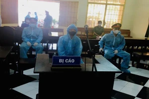 Lãnh án vì không cho lấy mẫu xét nghiệm còn chém công an