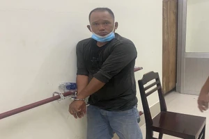 Không được qua chốt rút dao đâm bảo vệ dân phố và công an