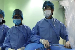 Các bác sĩ can thiệp cứu bệnh nhân Trung Quốc