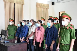 Tấn công đoàn cưỡng chế, cả gia đình bị tù tội