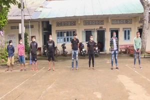 Tạm giữ 8 thanh thiếu niên nổ súng đuổi nhau náo loạn đường phố