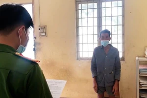 Bị tạm giữ vì tháo dây phong tỏa, đánh trưởng ấp, chửi công an