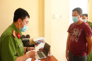 Công an đọc lệnh bắt bị can Nguyễn Duy Khánh. Ảnh: CACC