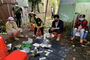Công an Cần Thơ phá tụ điểm lắc tài xỉu trong khu nhà hoang