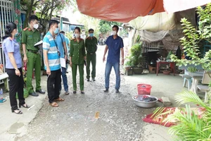 Cầm cây xăm gạo sang nhà hàng xóm sát hại làm 1 người chết 2 người bị thương