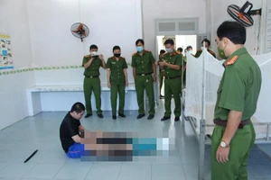 Bị can Lê Lâm Trường thực hiện lại quá trình giết người.