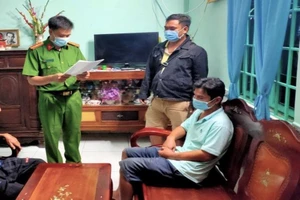 Công an đọc lệnh bắt tạm giam bị can La Hữu Trí