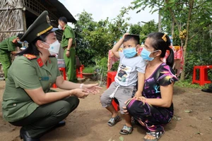 Công an Cần Thơ đỡ đầu cho trẻ em mồ côi do dịch COVID-19