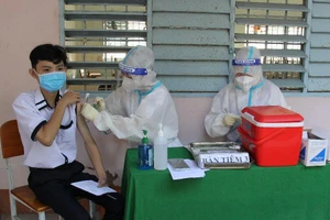 Vĩnh Long đang tiêm vaccine COVID-19 cho trẻ em 12-17 tuổi
