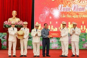 Thủ tướng Phạm Minh Chính thăm, chúc Tết cán bộ, chiến sĩ Công an TP Cần Thơ