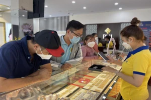 Cần Thơ: Sôi động thị trường hàng hóa ngày vía Thần Tài