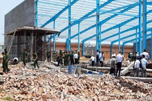 Hiện trường vụ sập tường. Ảnh: HD