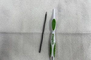 Lấy ruột viết và thân bàn chải đánh răng trong dạ dày nam thanh niên