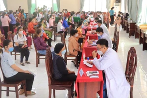 Cần Thơ: Hàng trăm phụ nữ khó khăn được khám, cấp thuốc miễn phí