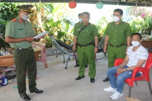 Mâu thuẫn tiền bạc, trung niên Trà Vinh mang súng đi hỗn chiến