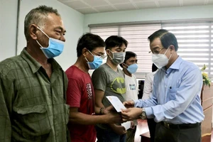 Bí thư An Giang thăm, trao tiền hỗ trợ tiểu thương vụ cháy trung tâm thương mại