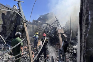 Sau tiếng nổ lớn, lửa phá hủy 4 căn nhà ở An Giang