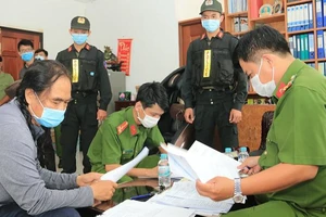 Công an khám xét nhà các bị can vụ lừa đảo hơn 600 tỉ đồng của ngân hàng. Ảnh: CACC