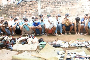 Triệt phá tụ điểm đá gà "khủng" được bao bọc tường rào 3 mét