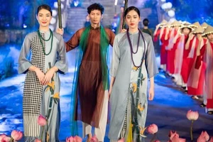 Bộ sưu tập của nhà thiết kế ở miền Tây gây ấn tượng tại Festival Áo dài Quảng Ninh