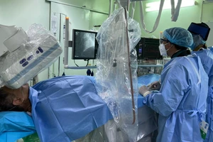 Bỏ thủ tục hành chính, bệnh viện cứu kịp thời 1 người Mỹ nhồi máu cơ tim nguy kịch