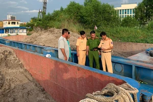 Cần Thơ phát hiện 2 sà lan vận chuyển cát không rõ nguồn gốc