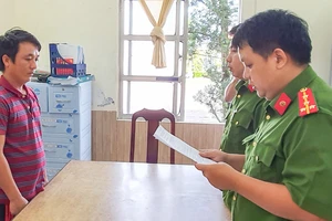 Khởi tố người đàn ông làm giả giấy chứng nhận quyền sử dụng đất lừa tiền