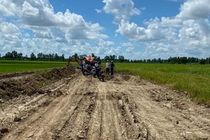 Bắt quả tang 2 người khai thác đất mặt trái phép ở An Giang