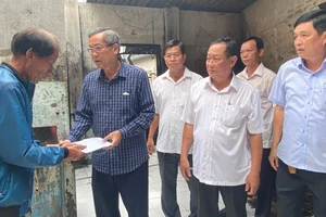 Lãnh đạo An Giang thăm, trao hỗ trợ gia đình có 2 người chết trong vụ cháy nhà