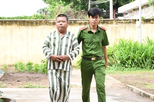 Đang nhận tiền 'chạy án' thì bị bắt 