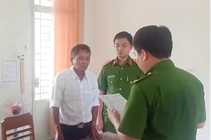 Công an đọc lệnh bắt tạm giam Nguyễn Phú Cường. Ảnh: CACC