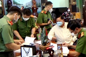 Bắt thêm 2 cựu cán bộ CSGT An Giang can thiệp cấp biển số