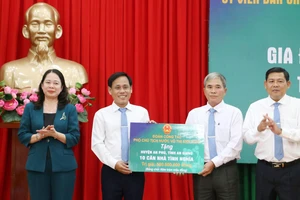 Phó Chủ tịch nước Võ Thị Ánh Xuân tặng quà các gia đình người có công với cách mạng