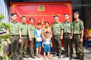 Công an Cần Thơ bàn giao 'Căn nhà mơ ước' cho 2 trẻ mồ côi cha do COVID-19