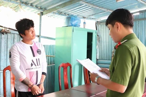 Nửa đêm trộm xe máy rồi mang đi đốt