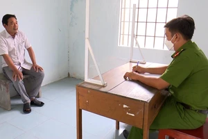 Nhờ con gái vay tiền trả nợ không được, cha tưới xăng đốt nhà