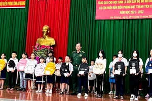 Bộ đội biên phòng An Giang 'nâng bước em tới trường' 