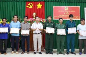 Khen thưởng 6 công dân cứu 40 người tháo chạy khỏi casino ở Campuchia