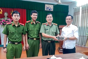 2 chiến sĩ nghĩa vụ Công an Vĩnh Long trả lại 350 triệu đồng cho người đánh rơi