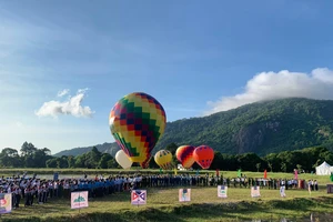 Du khách ùn ùn đi xem lễ hội khinh khí cầu ở An Giang