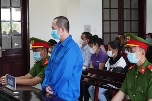 Bênh vợ, người đàn ông dùng kéo sát hại đồng nghiệp