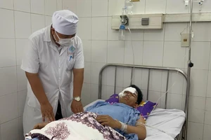 10 phút cứu người đàn ông bị tường đè nguy kịch