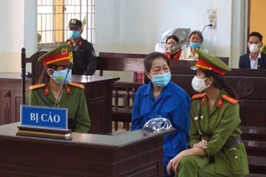 Đang xử bà trùm buôn lậu Mười Tường vụ tổ chức cho đàn em buôn lậu vàng trốn đi Campuchia