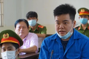 Bị chém suýt chết vì nửa đêm cầm búa xông vào nhà người khác